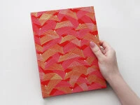 Japanbuch Tokyo Memo, Chiyogami Saitenspiel Auf Rot, 17 X 22 Cm 5 Japanbuch Tokyo Memo, Chiyogami Saitenspiel Auf Rot, 17 X 22 Cm – Bild 3